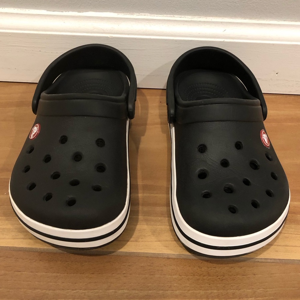 Kids crocs size 1
Black/white
Used but still in great shape